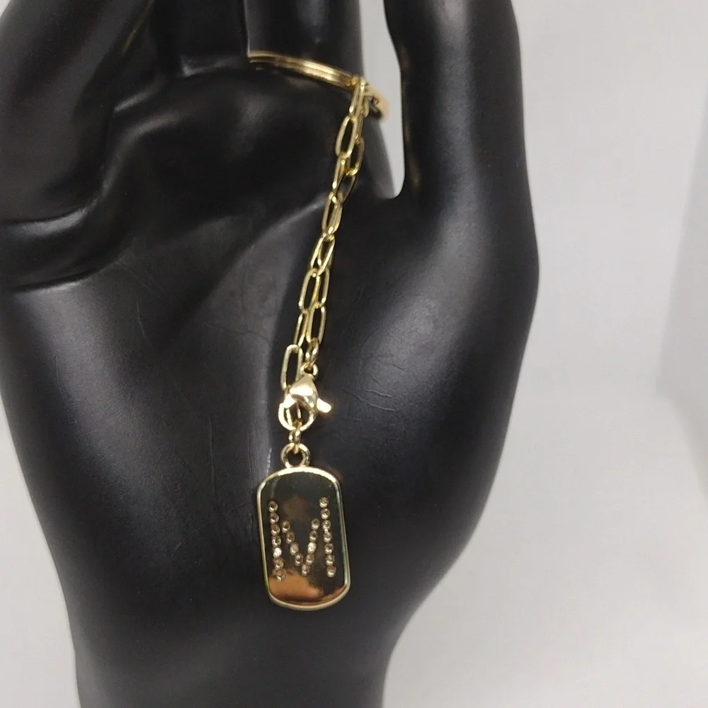Elegant Gold Keychain with Stylish ‘M’ Pendant – Perfect Gift - Picture 3 of 4